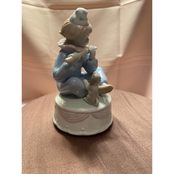 Porcelain Clown w Dog and Flute 6½" Figurine and Music Box Plays “Feelings” - Picture 3 of 16